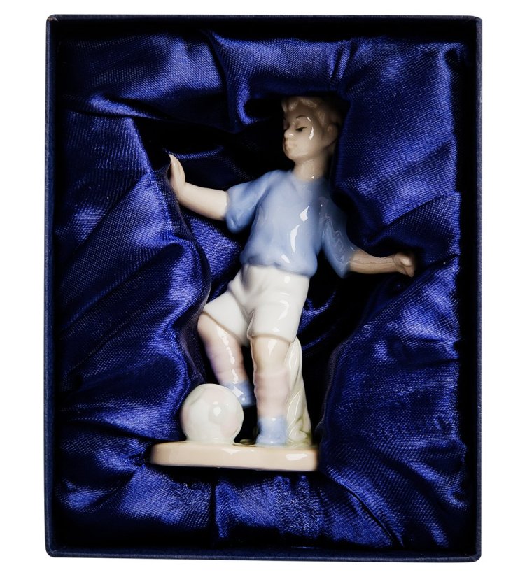 Статуэтка из фарфора Мальчик Юный футболист Pavone JP-50/ 3, упаковочный вид
