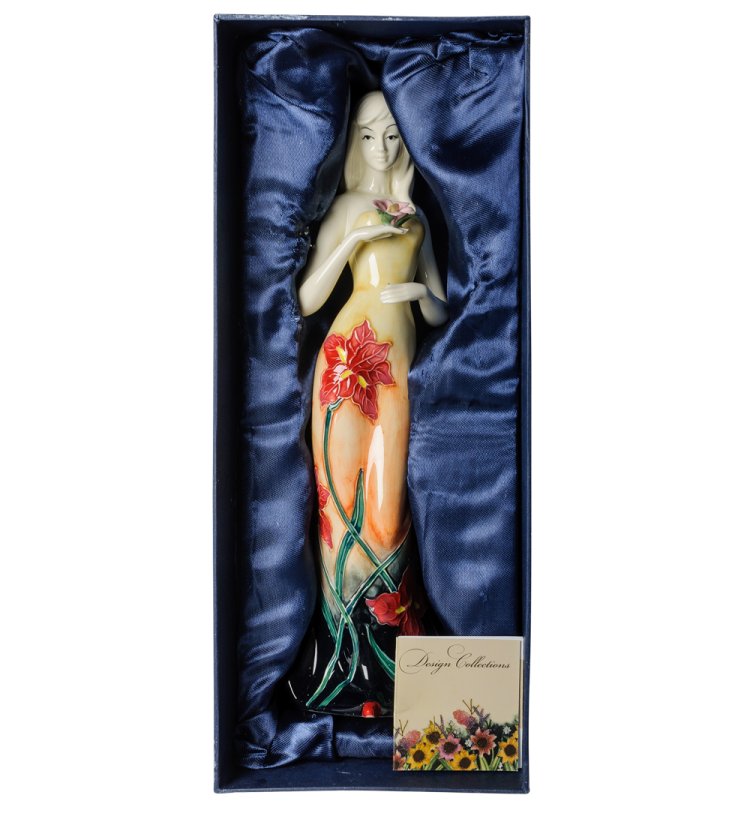 Статуэтка из фарфора Девушка с цветком на ладошке Pavone JP-12/ 6, фотография в упаковке