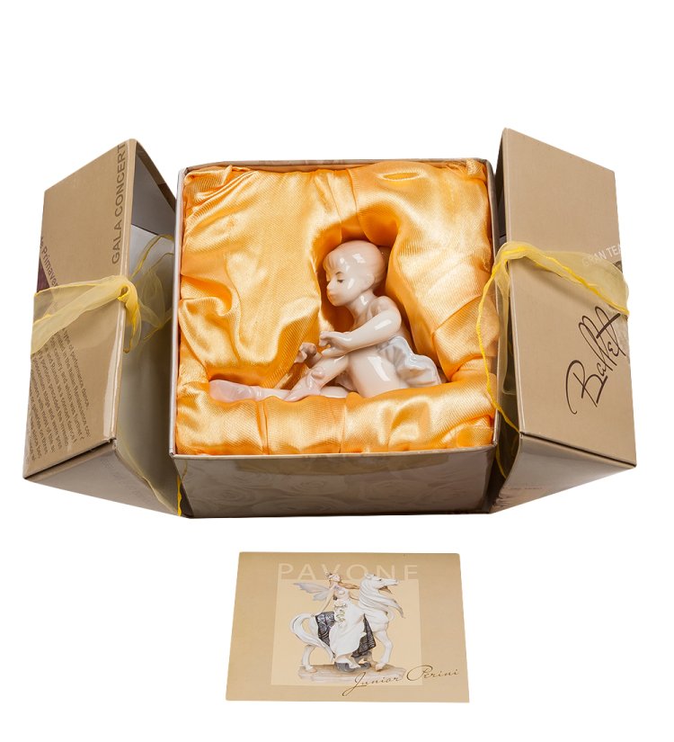 Статуэтка из фарфора Девочка Балерина поправляет пуанты Pavone JP-27/ 16, фотография в коробочке