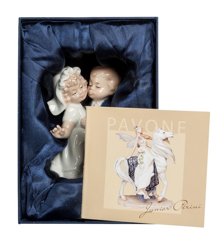 Статуэтка из фарфора Мальчик и девочка молодожены Pavone JP-15/ 7, фотография в упаковке