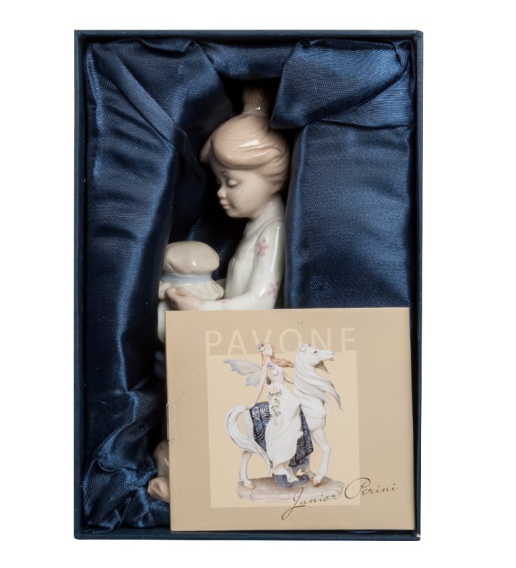 Статуэтка из фарфора Девочка с собачкой в шапочке Pavone JP-29/58, фотография в упаковке