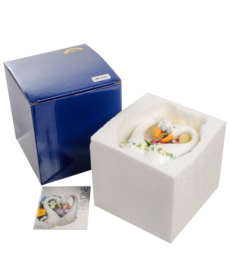 Музыкальная статуэтка из фарфора Лебеди Вместе навсегда Pavone CMS-10/40, фотография в упаковке