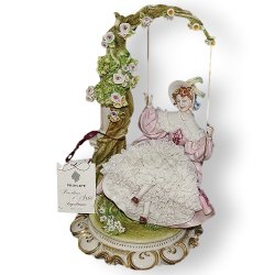 Фарфоровая статуэтка Дама на качелях