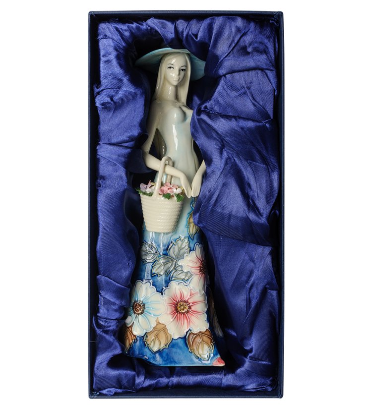 Статуэтка из фарфора Девушка с корзинкой цветов Pavone JP-12/ 8, фотография в коробке