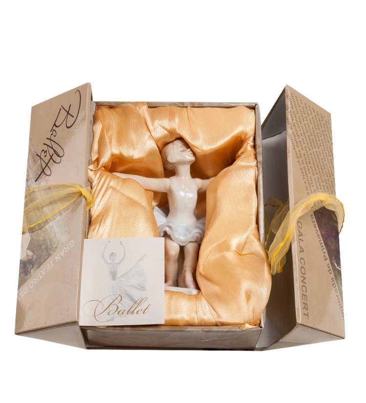 Статуэтка из фарфора Девочка Балерина руки в стороны Pavone JP-27/ 18, фотография в коробочке