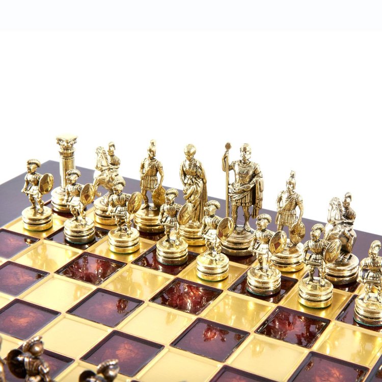 Большие Шахматы Греко-Римский период, Красная доска Manopoulos MP-S-11-C-44-RED, фотография золотых фигур на доске