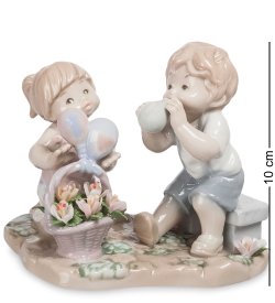 Статуэтка из фарфора Мальчик и девочка Первое признание