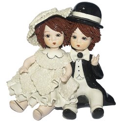 Статуэтка из фарфора Девочка и мальчик сидящие