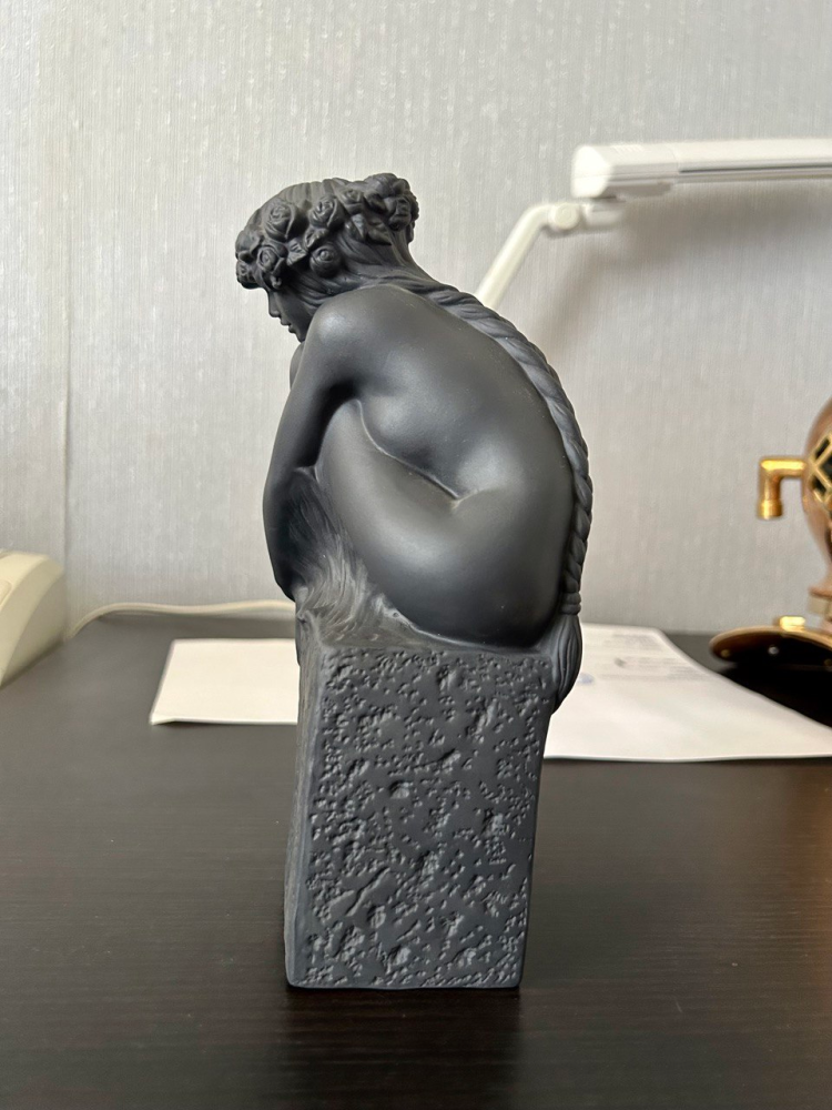 Фигурка из фарфора Дева (женщина) 1249567, вид профиль