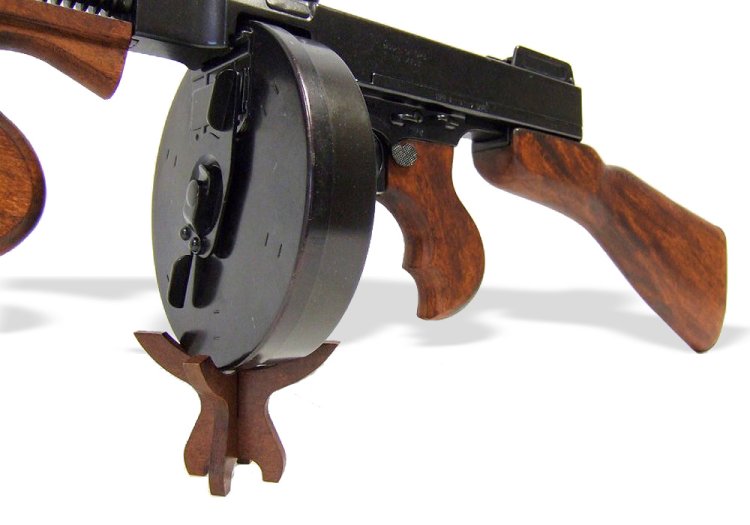 Универсальная подставка для оружия настольная Denix 800, фотография с автоматом Томсона