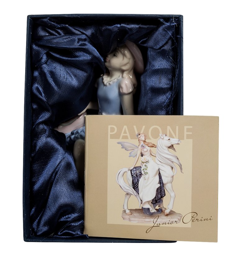 Статуэтка из фарфора на край полки Босоногая Девочка Pavone JP-49/ 3, фотография в коробочке
