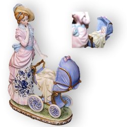Статуэтка из фарфора Дама с детской коляской