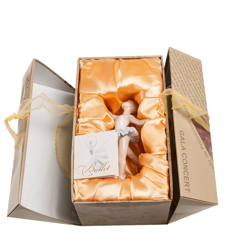 Статуэтка из фарфора Маленькая Балерина позирует Pavone JP-27/ 20, фотография в упаковке