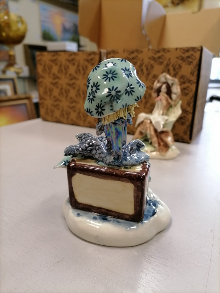 Статуэтка из фарфора Маленькая Леди с чемоданом ZamPiva 50190, фото со склада оборотная сторона