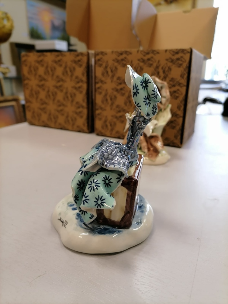 Статуэтка из фарфора Маленькая Леди с чемоданом ZamPiva 50190, фото со склада вид со стороны