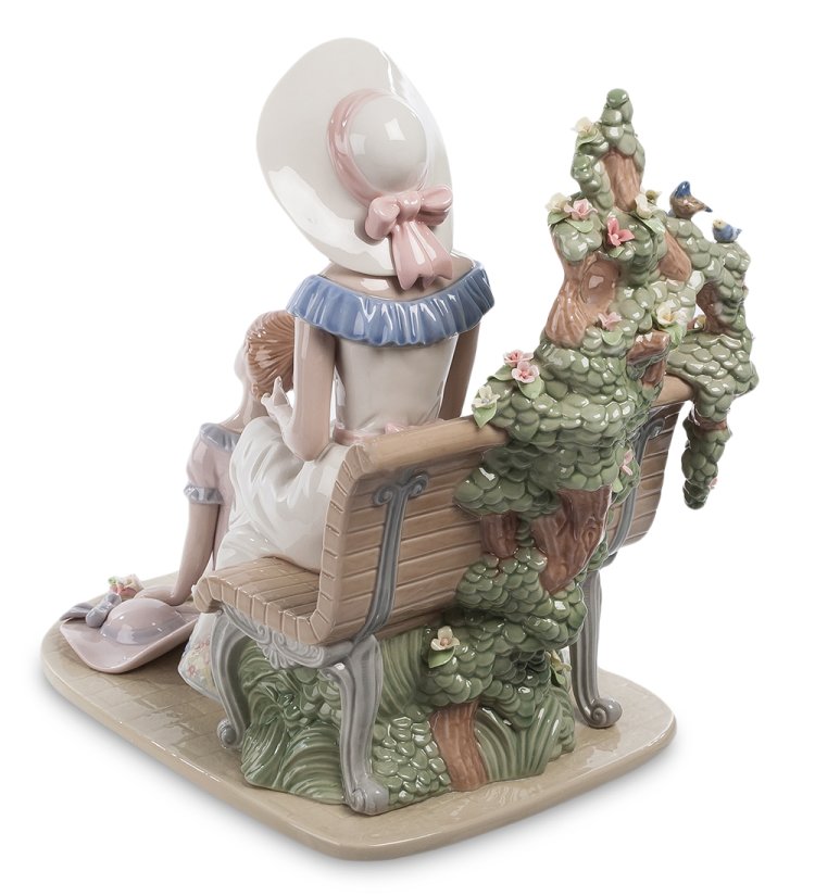 Статуэтка из фарфора Мать с дочерью на лавочке Pavone CMS-20/16, фотография со спины
