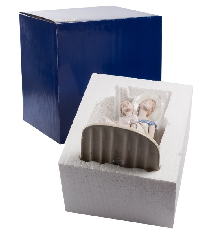 Статуэтка из фарфора Мать с дочерью на лавочке Pavone CMS-20/16, фотография в упаковке