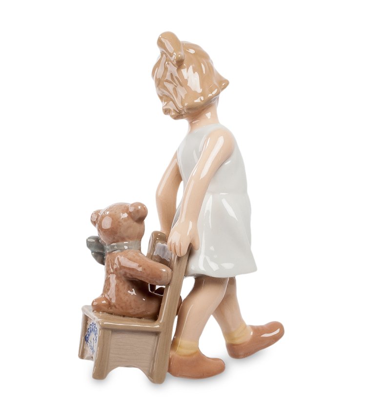 Фарфоровая фигурка Девочка с медвежонком Pavone CMS-12/21, фотография сбоку