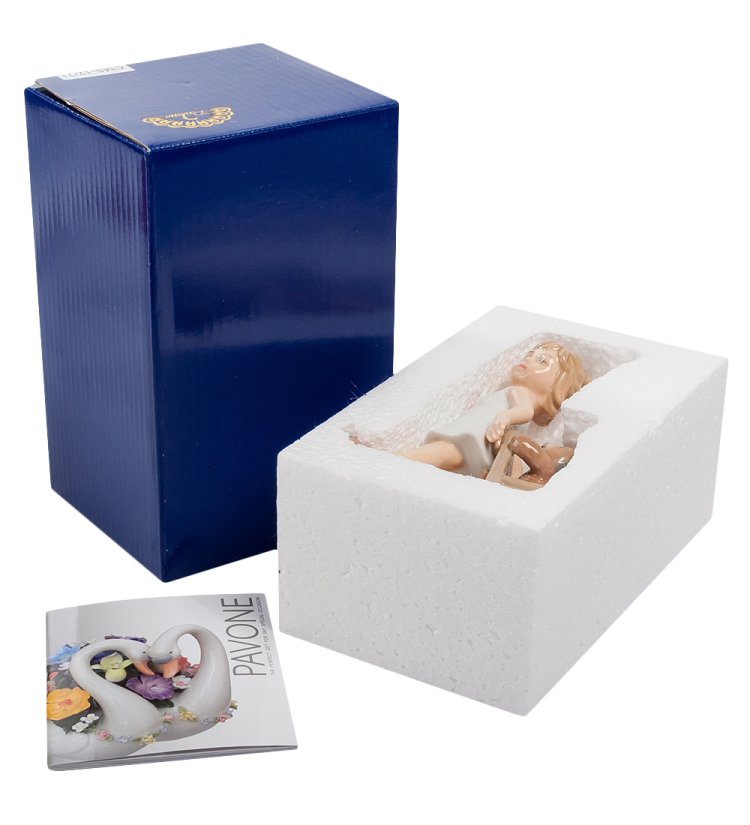 Фарфоровая фигурка Девочка с медвежонком Pavone CMS-12/21, фотография в упаковке