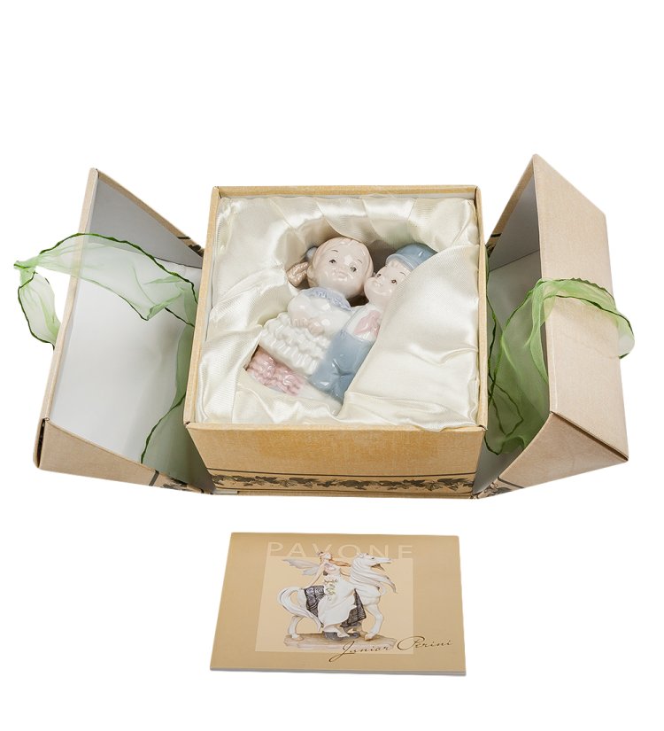 Фигурка из фарфора Дети Любовь-морковь Pavone JP-45/18, фотография в упаковке