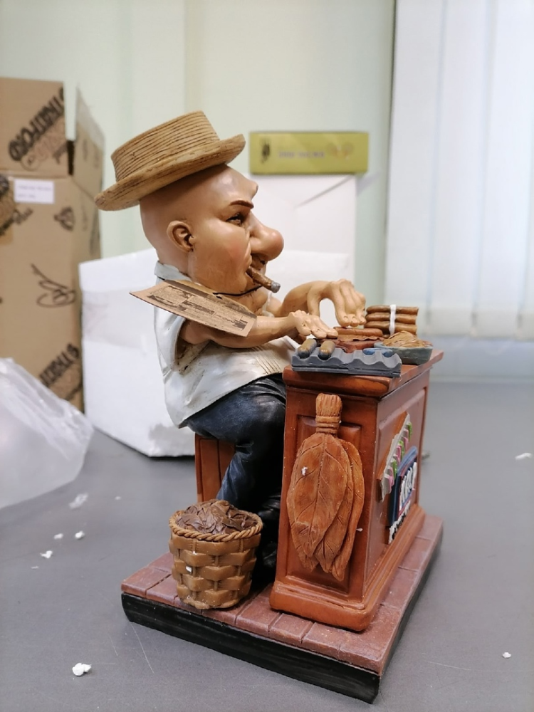 Статуэтка Продавец сигар The Comical World of Stratford RV-672, фото со склада вид профиль