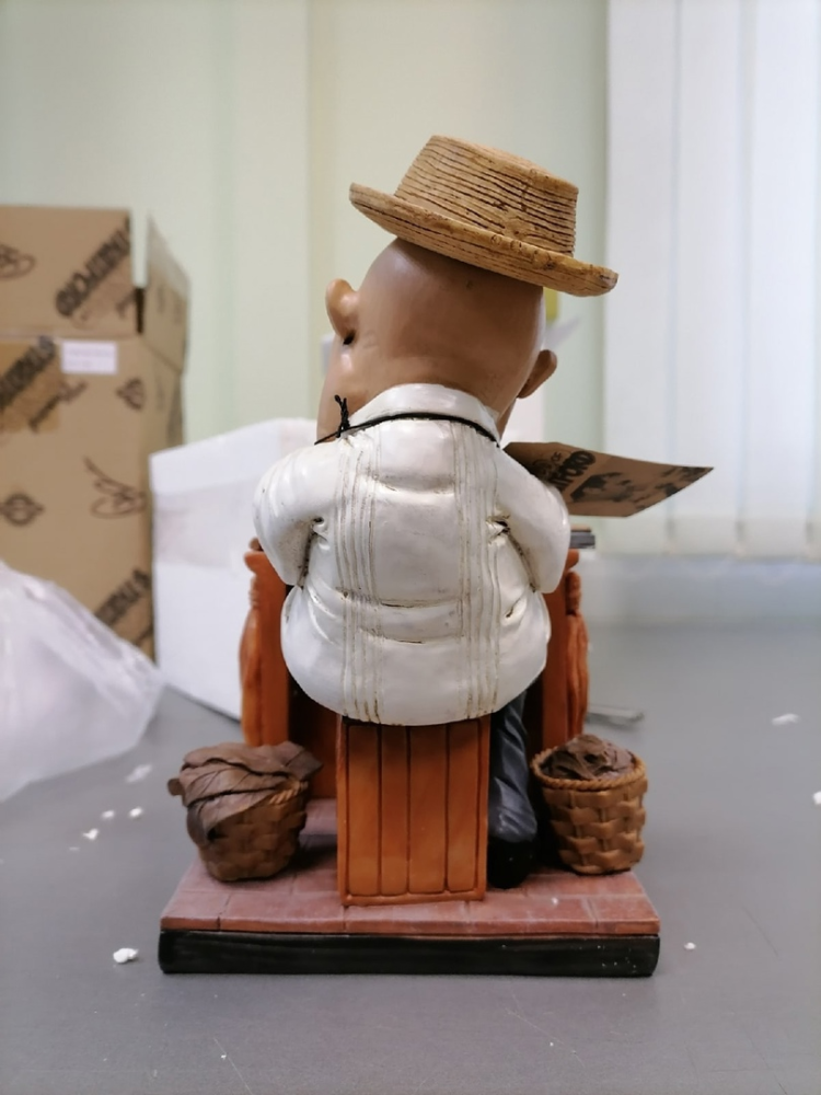 Статуэтка Продавец сигар The Comical World of Stratford RV-672, фото со склада оборотная сторона