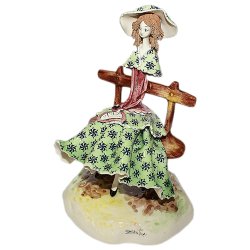 Фигурка из фарфора Леди сидящая на скамейке