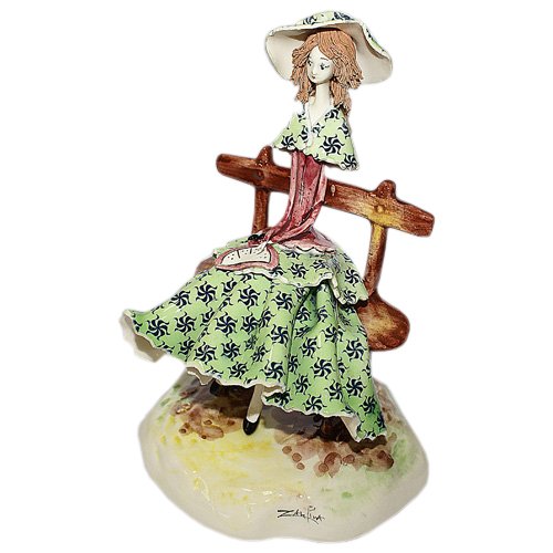 Фигурка из фарфора Леди сидящая на скамейке