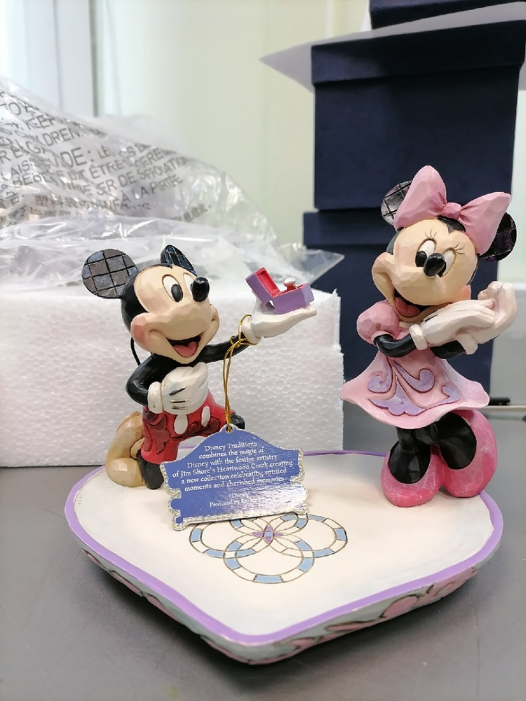 Статуэтка Микки и Минни с кольцом - Волшебный момент Disney Traditions, фото со склада