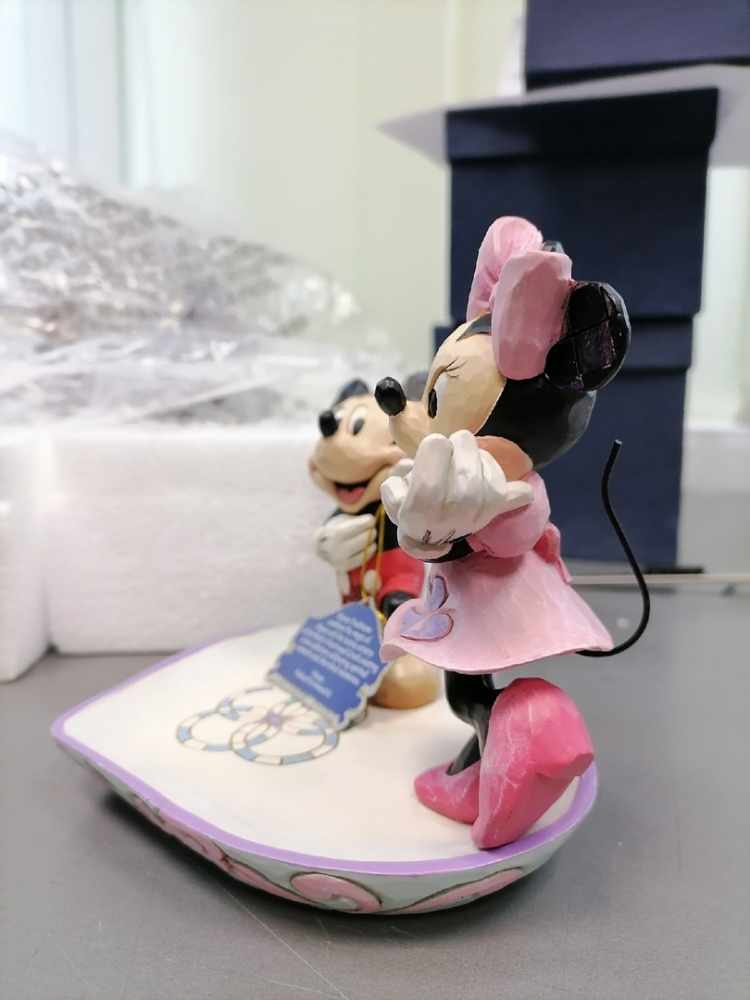 Статуэтка Микки и Минни с кольцом - Волшебный момент Disney Traditions, фото со склада вид профиль