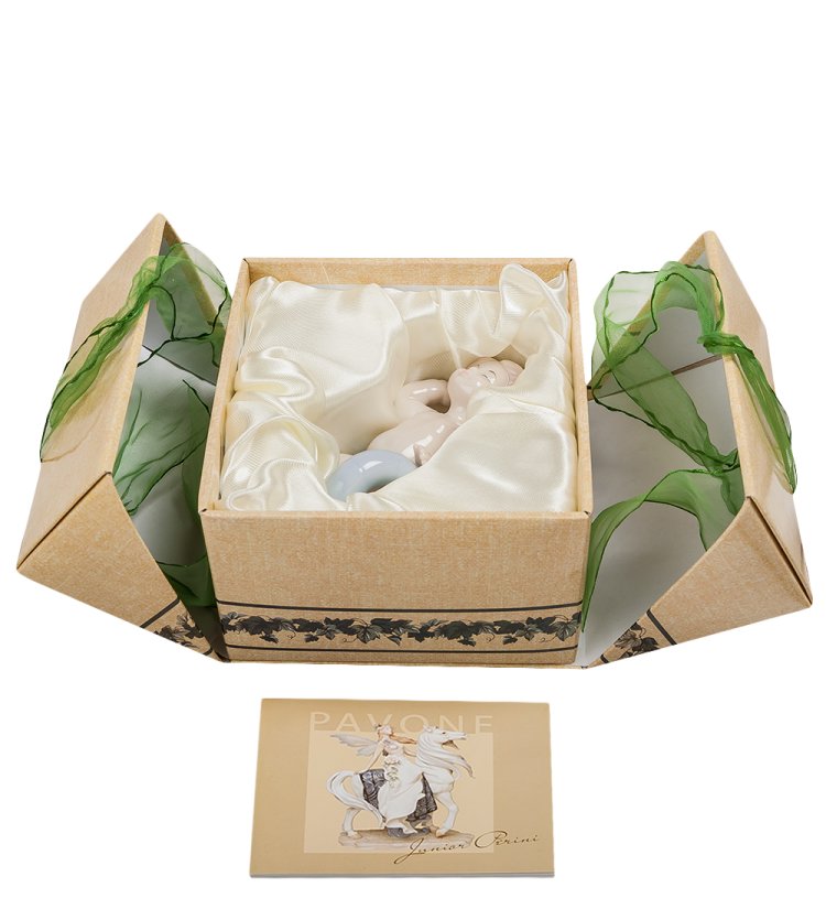 Статуэтка из фарфора Мальчик Юный спасатель Pavone JP-45/11, фотография в упаковке