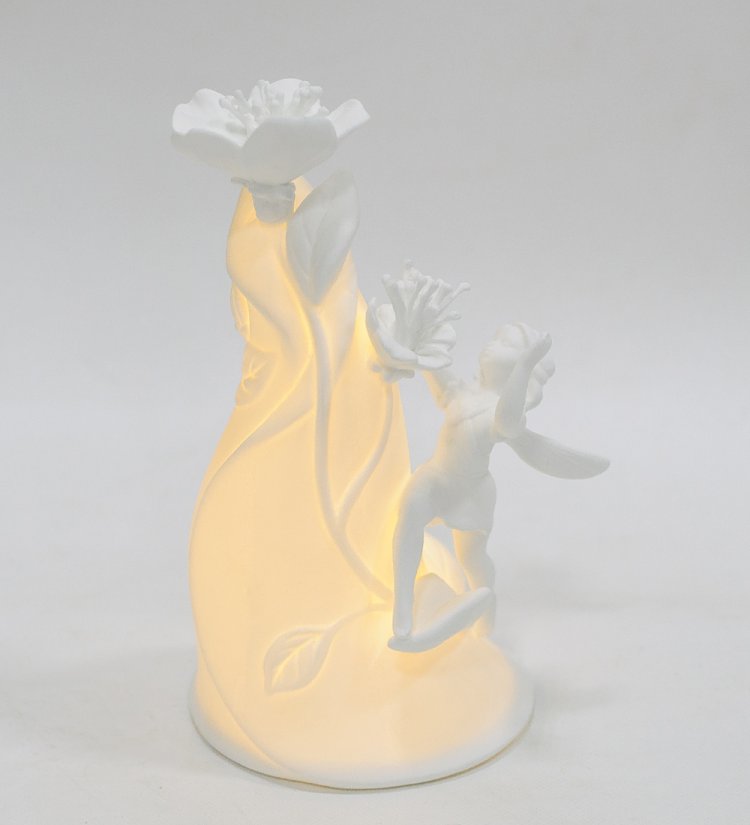 Статуэтка из бисквитного фарфора с подсветкой Фея Pavone JP-186/24, фотография с включенной подсветкой