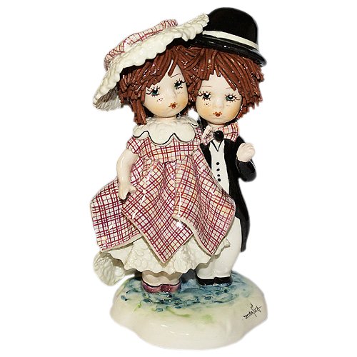 Статуэтка из фарфора Девочка в розовом и мальчик стоящие