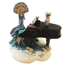 Фарфоровая статуэтка Леди Пианистка