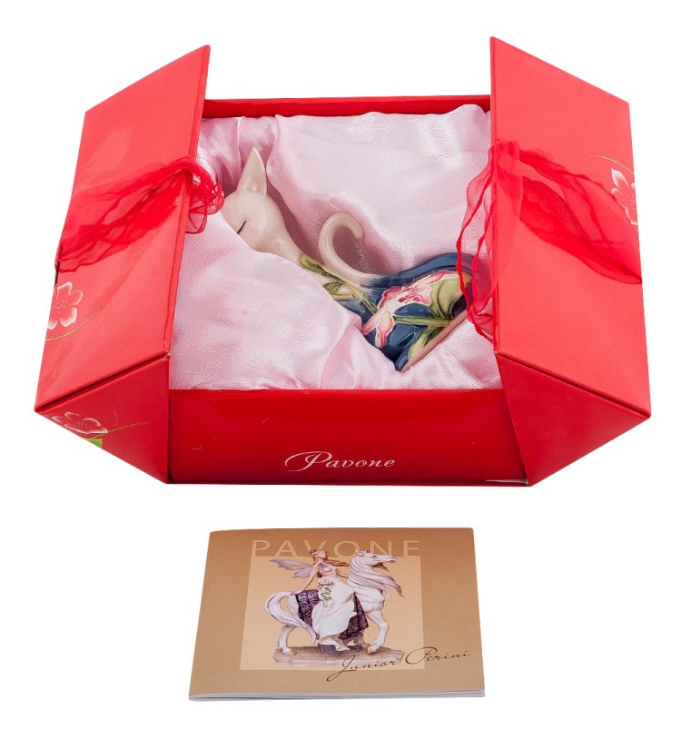 Статуэтка из фарфора Бело-синяя Кошечка с цветами Pavone JP-96/ 19, фотография в упаковке