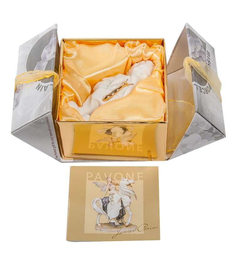 Статуэтка из бисквитного фарфора Мальчик с золотым галстуком Pavone JP-48/ 11, фотография в упаковке