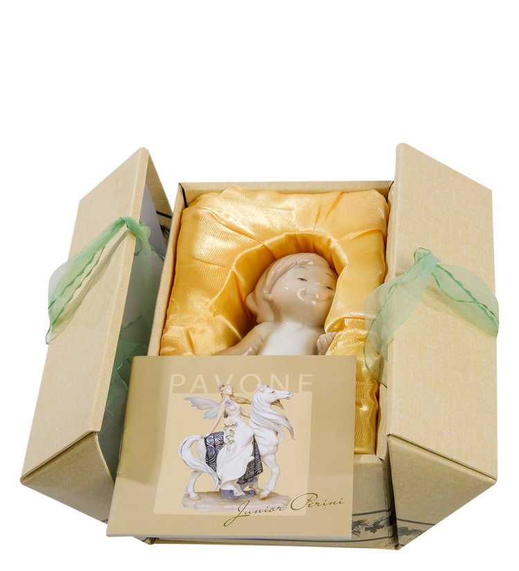 Статуэтка из фарфора Любознательный Ангелочек Pavone JP-54/ 9, фотография в коробочке
