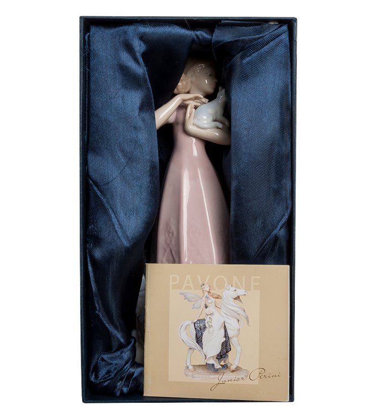 Статуэтка из фарфора Девушка с котенком на руках Pavone JP-29/60, фотография в упаковке
