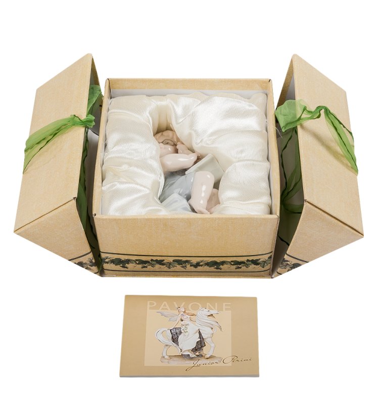 Статуэтка из фарфора Мальчик Юный учитель Pavone JP-45/10, фотография в упаковке