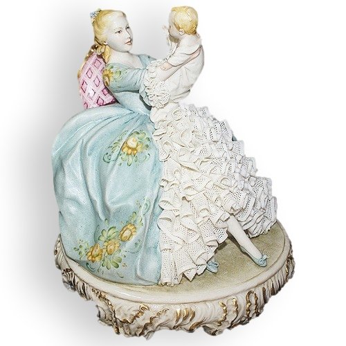 Статуэтка из фарфора Мама с младенцем