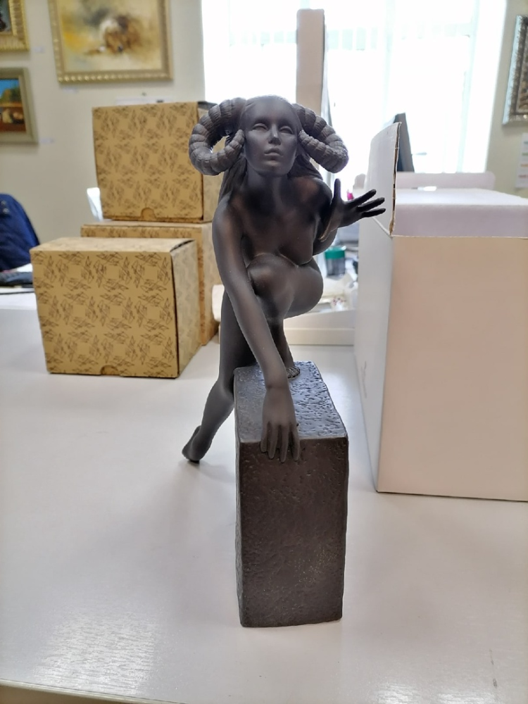 Фигурка из фарфора Овен (женщина), фото со склада