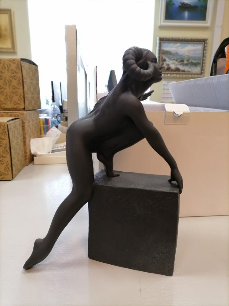 Фигурка из фарфора Овен (женщина), фото со склада вид профиль