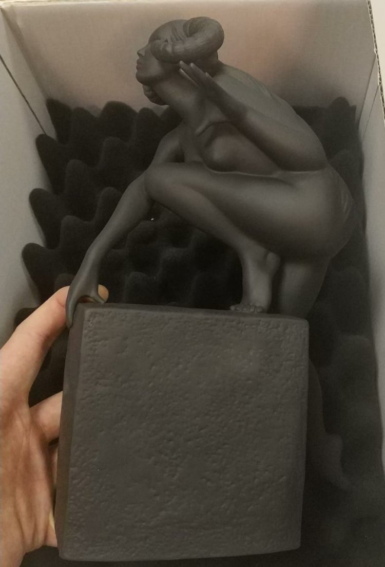 Фигурка из фарфора Овен (женщина), фото со склада, фото со склада вид в коробке