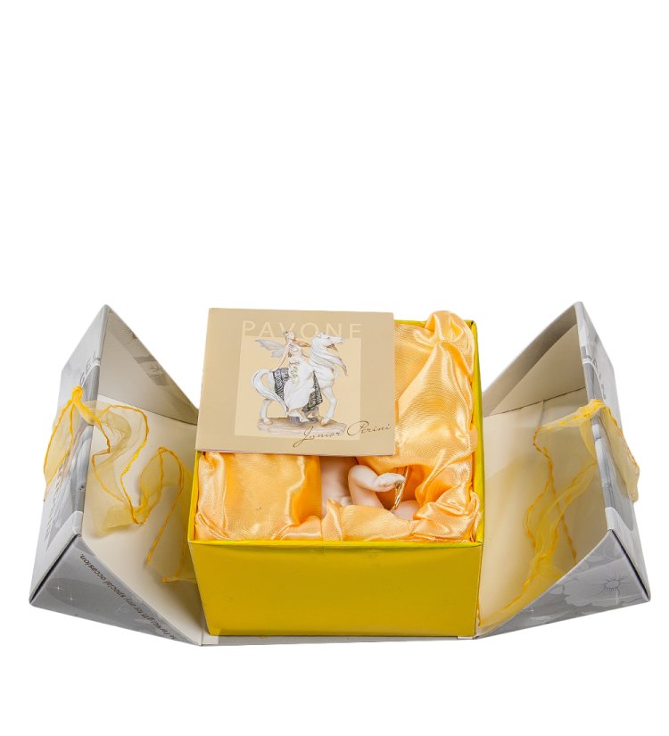 Статуэтка из бисквитного фарфора Мальчик в кепке с самолетиком Pavone JP-48/ 10, фотография в упаковке