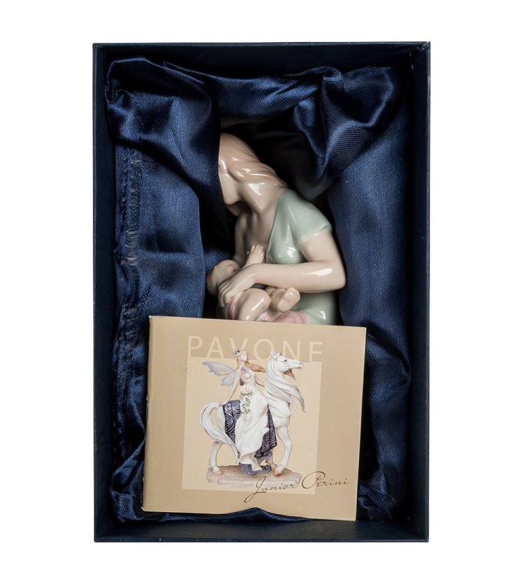 Статуэтка из фарфора Мать с младенцем кормление грудью Pavone JP-15/ 20, фотография в коробочке