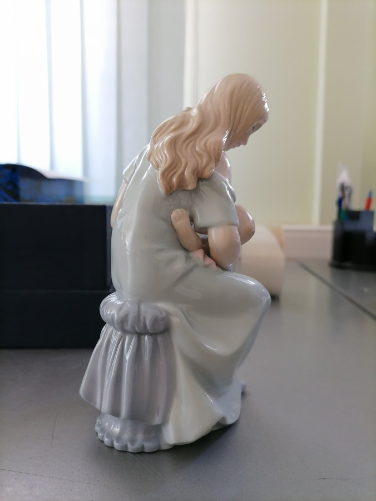 Статуэтка из фарфора Мать с младенцем кормление грудью Pavone JP-15/ 20, фото со склада вид профиль