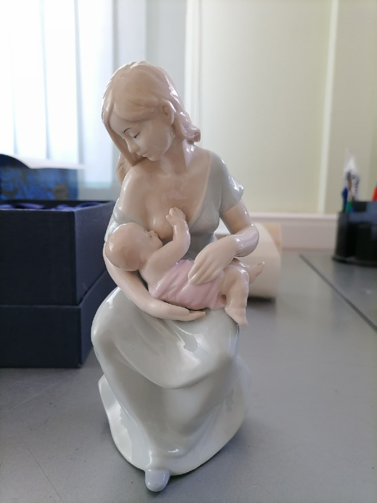 Статуэтка из фарфора Мать с младенцем кормление грудью Pavone JP-15/ 20, фото со склада центральный вид