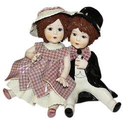 Статуэтка из фарфора Девочка в розовом и мальчик сидящие