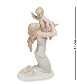 Статуэтка из фарфора Мать с ребенком на руках