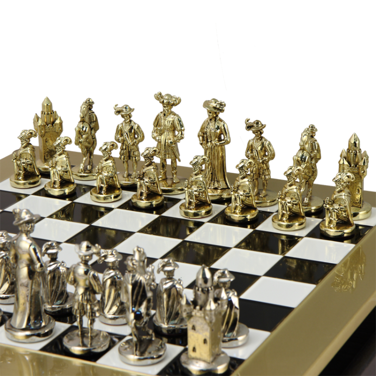 Шахматы Рыцари Средневековья, Черно-белая доска Manopoulos MP-S-12-44-BLA, фотография золотых фигур на доске